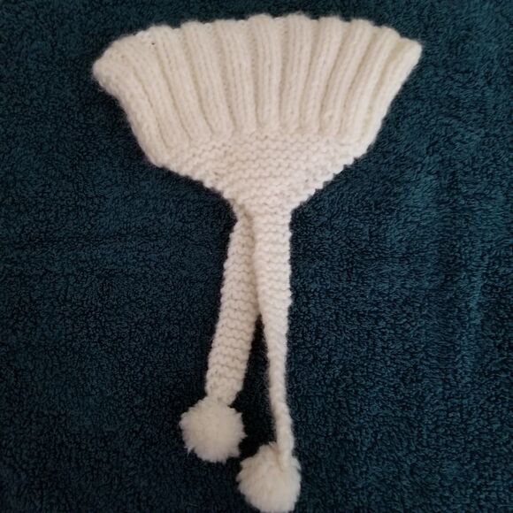 Vintage hand knitted baby hat with ear cover and pom pom tie - Picture 4 of 6